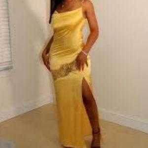 ⭐Dress or Nightgown Beautiful Yellow Silky Sexy Gown